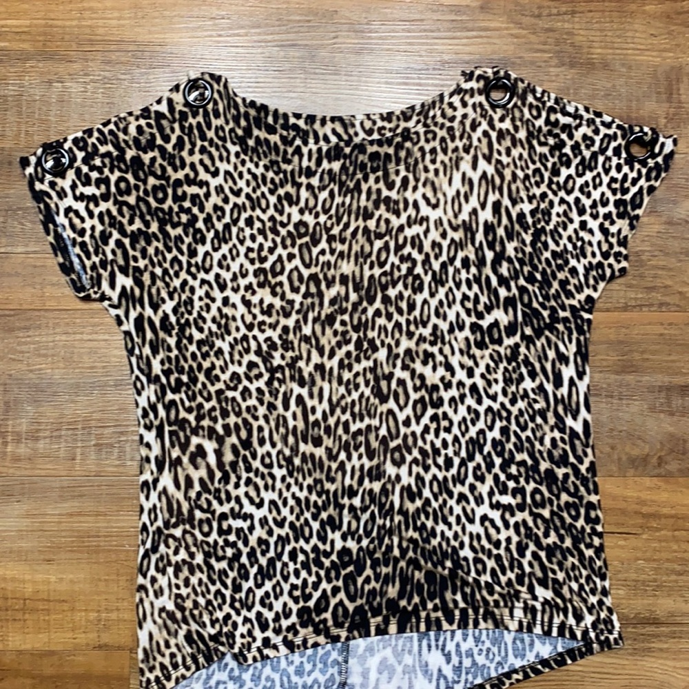 Cable & gauge leopard print cold shoulder top size medium - Picture 3 of 6